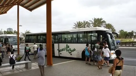 Imagen del intercambiador de guaguas que está enfrente del Cabildo de Lanzarote, en Arrecife.