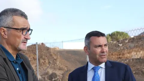 Marci Acuña y Oswaldo Betancort visitando la zona donde se va a levantar la ansiada residencia.