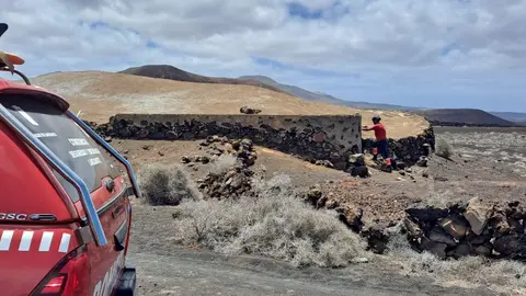 Bomberos junto al aljibe donde cayó la menor.