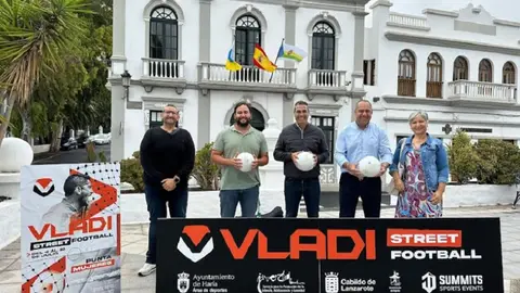 Los integrantes del Gobierno de Haría con el consejero de Deportes del Cabildo durante la presentación.