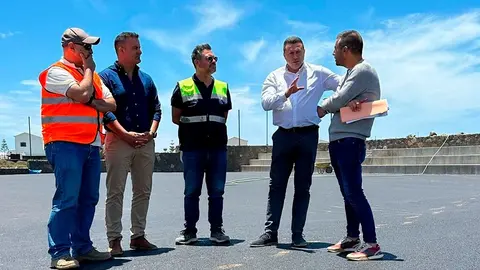 visita del alcalde de Yaiza, Óscar Noda, y el concejal de Obras Públicas y Deportes de Yaiza, Ángel Lago.