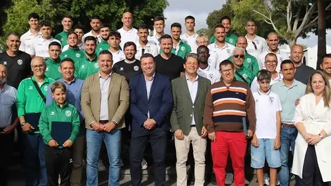Foto de familia de los concejales de Yaiza con los jugadores del Unión Sur Yaiza.