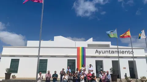 Izado de la bandera LGTBI+.
