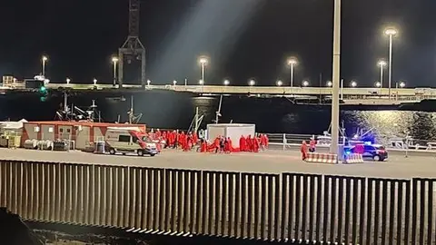 Imagen de la llegada a Puerto Naos de inmigrantes de distintos puntos del continente.