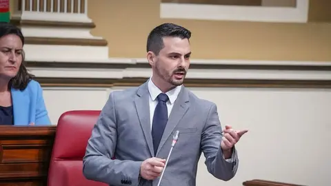 David Toledo en una intervención en el Parlamento de Canarias