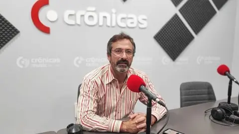 Pedro San Ginés en el estudio de Crónicas Radio.
