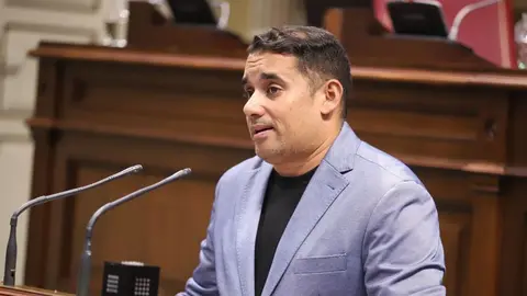 Yoné Caraballo en una intervención en el Parlamento autonómico