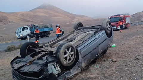 Vuelco del coche este lunes por la mañana en Playa Quemada.
