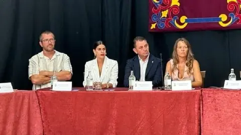 Bruno Santana a la izquierda de la imagen con sus compañeros de Compromiso en el pleno de toma de posesión.