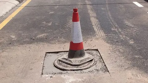 Imagen de cómo se había vuelto a reasfaltar la zona de las alcantarillas.