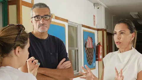 La concejal Maite Corujo con su compañero Marci Acuña escuchando las explicaciones.