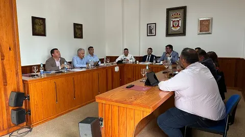 Mesa de alcaldes celebrada en San Bartolomé.