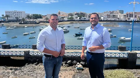 El vicepresidente, Jacobo Medina, junto al alcalde Yonathan de León en la zona donde se ubicará la Cascada del Charco