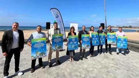 El alcalde de Arrecife y los integrantes del Gobierno del PP este jueves posando con el cartel.
