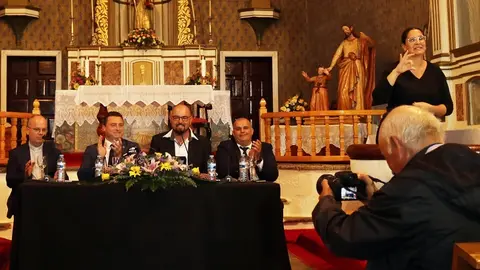 Intérprete de lengua de signos durante el pregón de las fiestas de San Marcial en Femés.