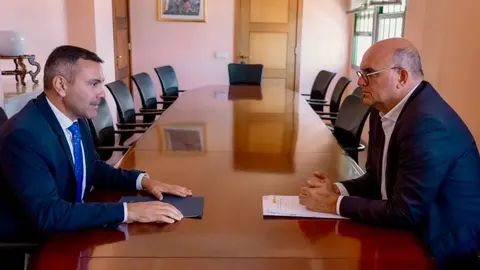 Oswaldo Betancort con Anselmo Pestana en el despacho de este último