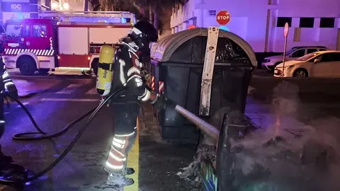 Un bombero sofoca el incendio de la calle Dolores Ibarruri de Arrecife.