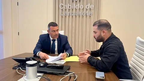 Oswaldo Betancort junto al consejero Jesús Machín.