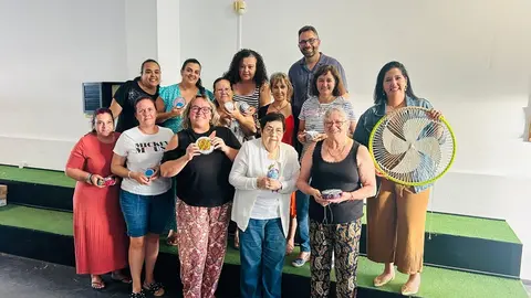 Abigail González y Echedey Eugenio junto a las componentes del taller de rosetas.
