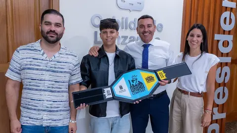 Oswaldo Betancort, junto a la consejera de Juventud, Aroa Revelo, y al consejero de Cultura, Jesús Machín Tavío, recibió al ganador de este nuevo concurso, César Saavedra, de nombre artístico Cz