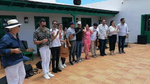 Imagen de los artistas saludando al público después de la exitosa actuación