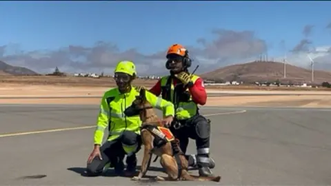 Momento del entrenamiento con la unidad canina de Emerlan.