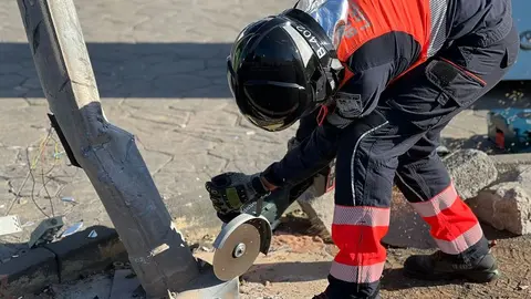 Imagen del bombero actuando sobre la farola