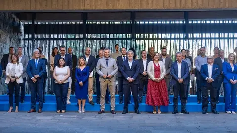 Imagen del Frente Canario, con gente de todos los partidos con representación parlamentaria menos VOX.