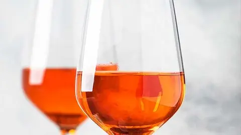 Imagen de un vino naranja.