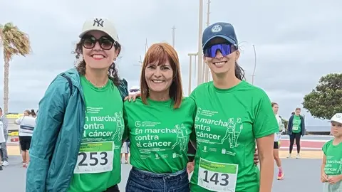 Lola Lasso junto a las tertulianas de A Buena Hora Carla Melgarejo y Nieves Arrocha