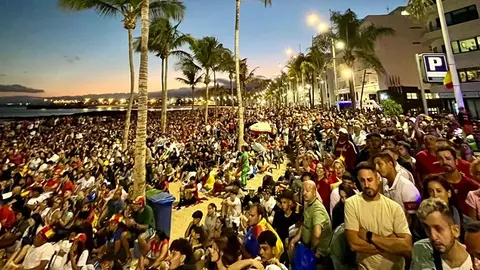 Miles de afiicionados  disfrutaron anoche con el pase de España a la final en la Playa de El Reducto ( Arrecife)
