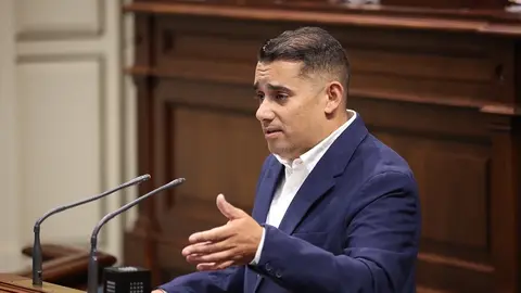 Yoné Caraballo interviene en el pleno del Parlamento