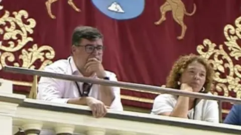 El alcalde de San Bartolomé y la concejal de Urbanismo siguiendo atentos la intervención de la consejera de Sanidad del Gobierno de Canarias.