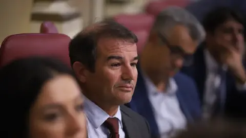 Marcos Hernández durante un debate en el Parlamento de Canarias.