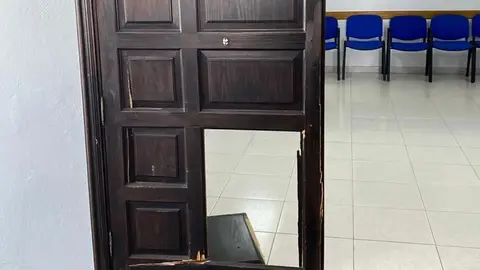 Imagen de cómo quedó la puerta tras el acto vandálico. 