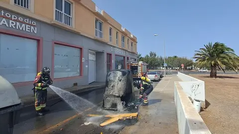 Momento en el que los bomberos terminan de controlar el fuego