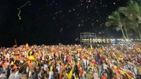Momento en el que la gente salta de júbilo por el triunfo de España