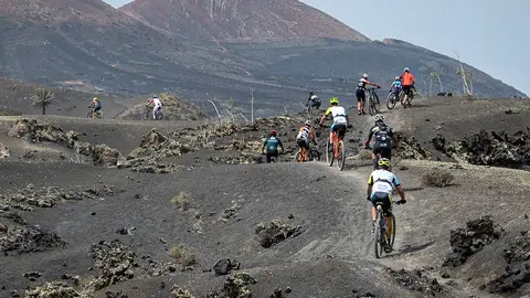 Imagen de los participantes de la Yaiza Extremo Sur por uno de los recorridos de Mountain Bike.