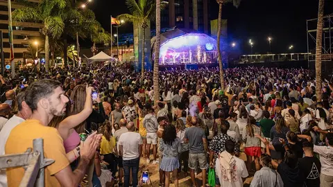 La playa de El Reducto abarrotada de público en la celebración del Arrecife Summer Fest. Las noches del viernes y sábado han estado muy animadas