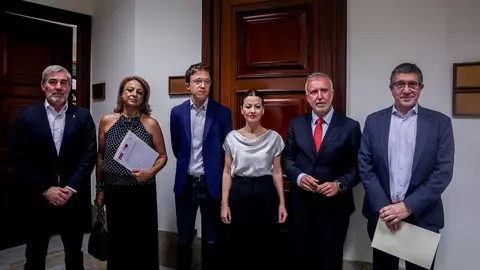 Imagen de los representantes de CC con el ministro Ángel Víctor Torres, Patxi López y los representantes de Sumar.