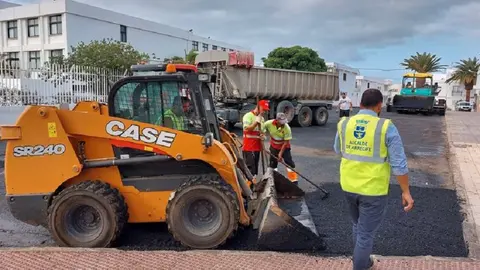 El alcalde de Arrecife, Yonathan de León, supervisando trabajos de reasfaltado en zonas de Titerroy. Ahora se trabajará en nuevas calles