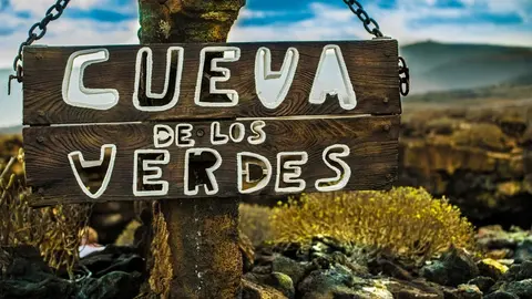 Cartel de la Cueva de los Verdes.