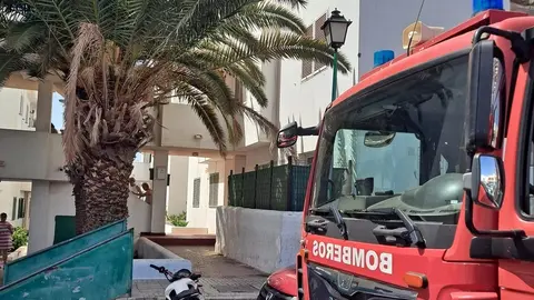 Camión de los bomberos en el lugar del incendio.