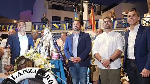Echedey Eugenio, Yonathan de León, José Montelongo y Jacobo Medina junto a la virgen del Carmen.