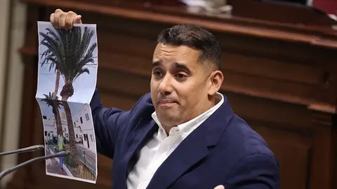 Yoné Caraballo enseña una foto del alcalde de Arrecife