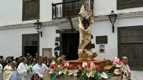 Los más pequeños del municipio participando en la traidicional procesión.