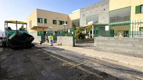 El alcalde de Arrecife observando los trabajos.