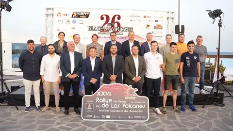 Imagen de las autoridades y de los profesionales del motor que participaron este miércoles en la presentación de la prueba.