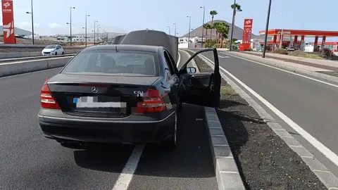Vehículo atendido por los bomberos en la carretera hacia Tahíche.