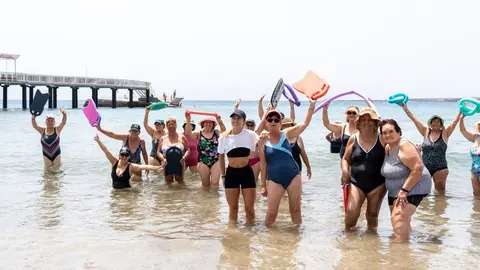 Imagen de alguna de las participantes en la gimnasia realizada en la playa de La Garita.